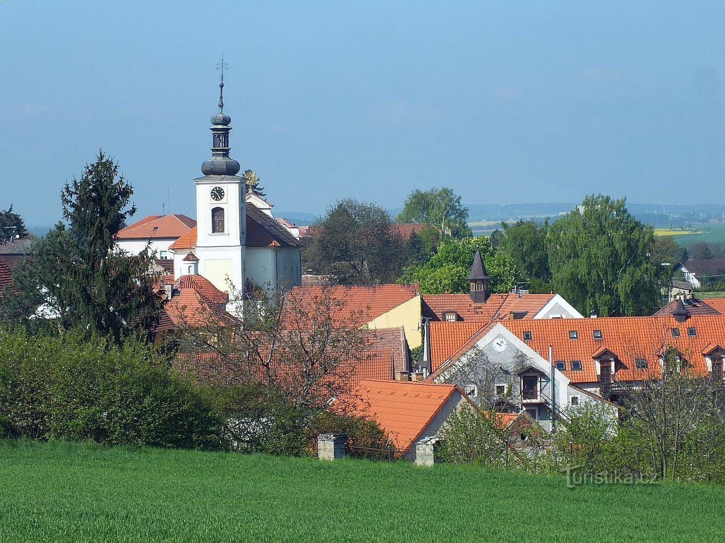 Středokluky, kościół św. Prokop od wschodu