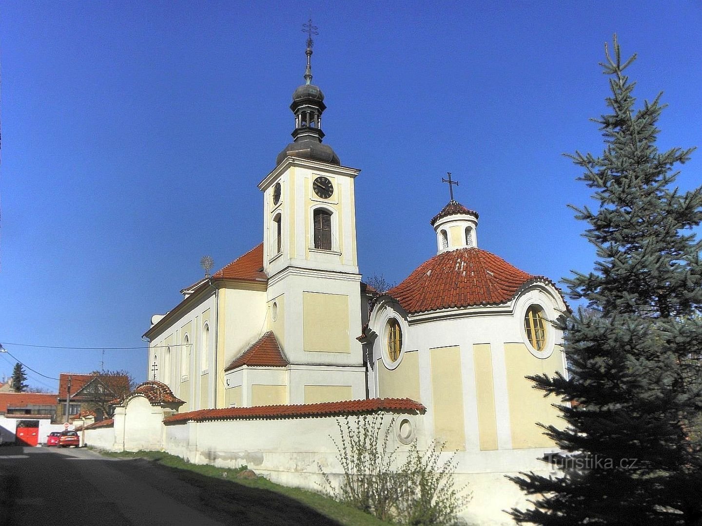 Středokluky, Kirche St. Prokop mit der Friedhofskapelle St. Krise