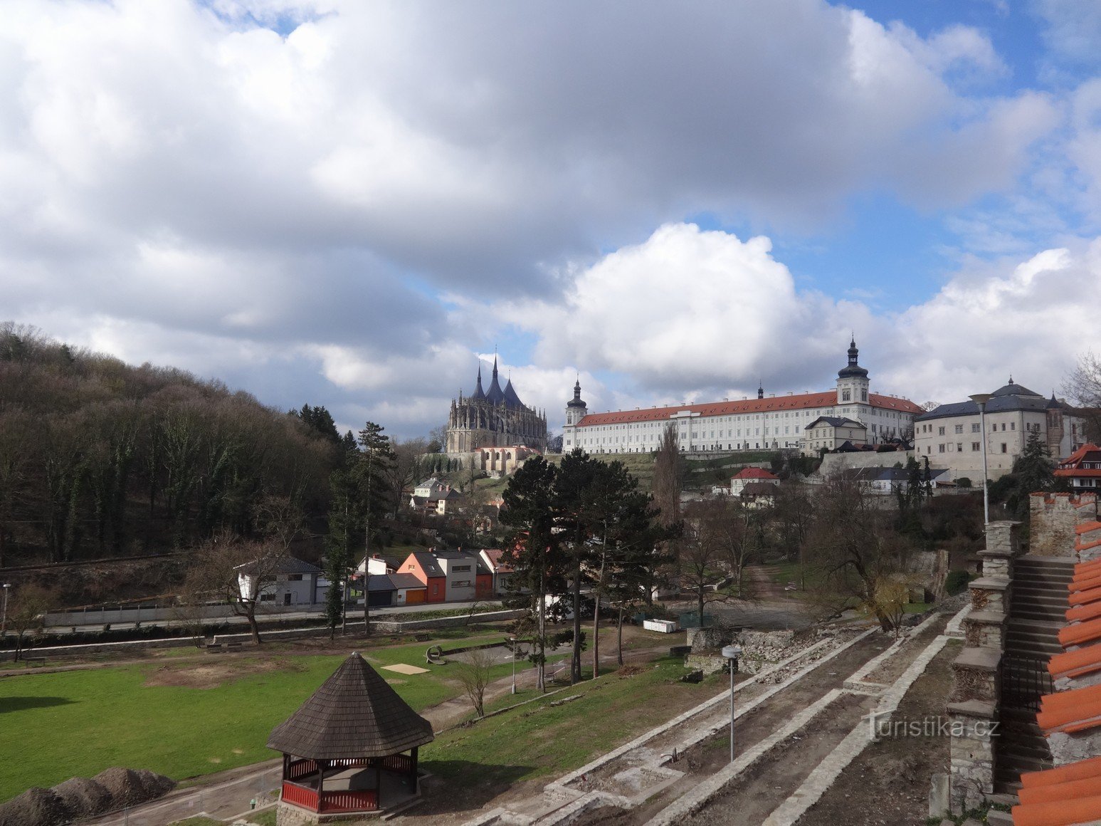 The medieval silver Kutna Mountains and the current gold Kutná Hora