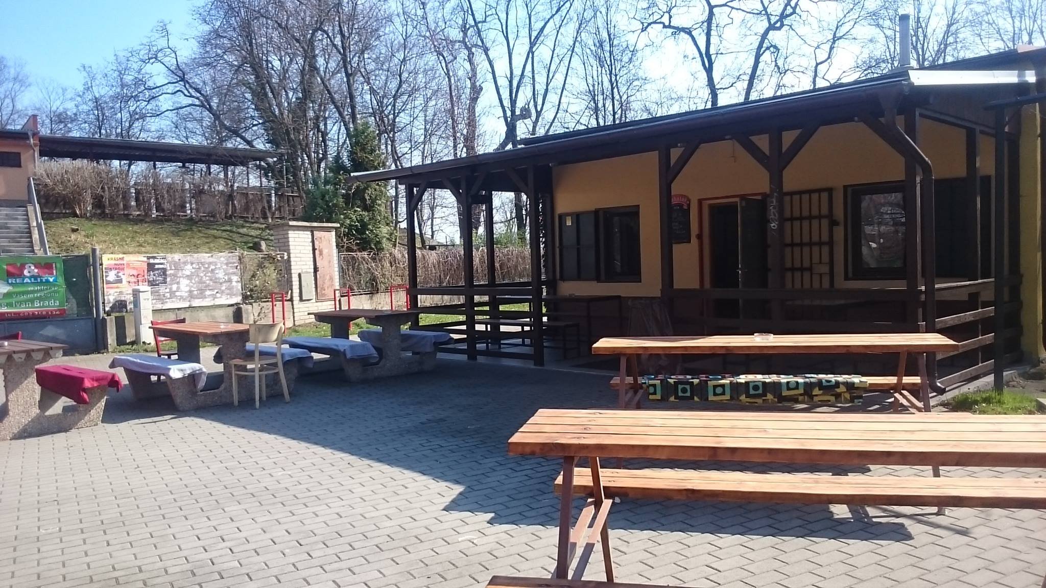 Île de tir avec cinéma d'été et aire de jeux pour enfants