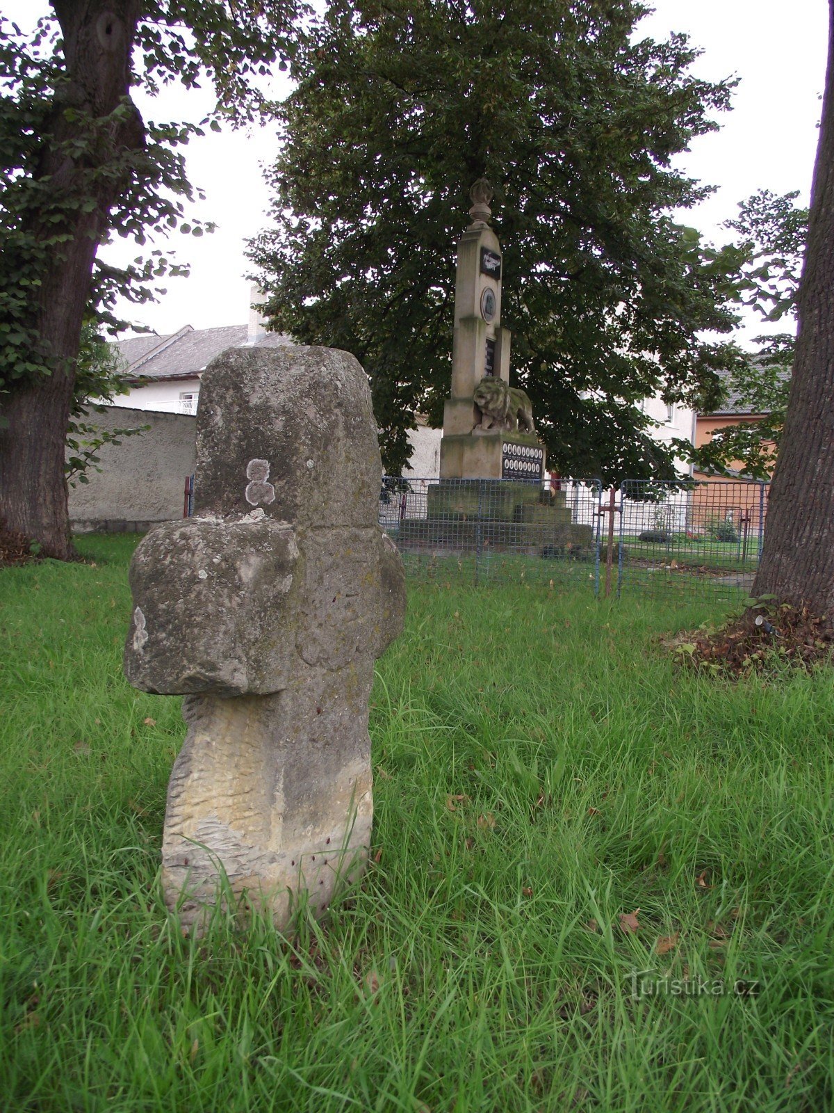 das Kreuz der Versöhnung und das Denkmal für die Kriegsopfer