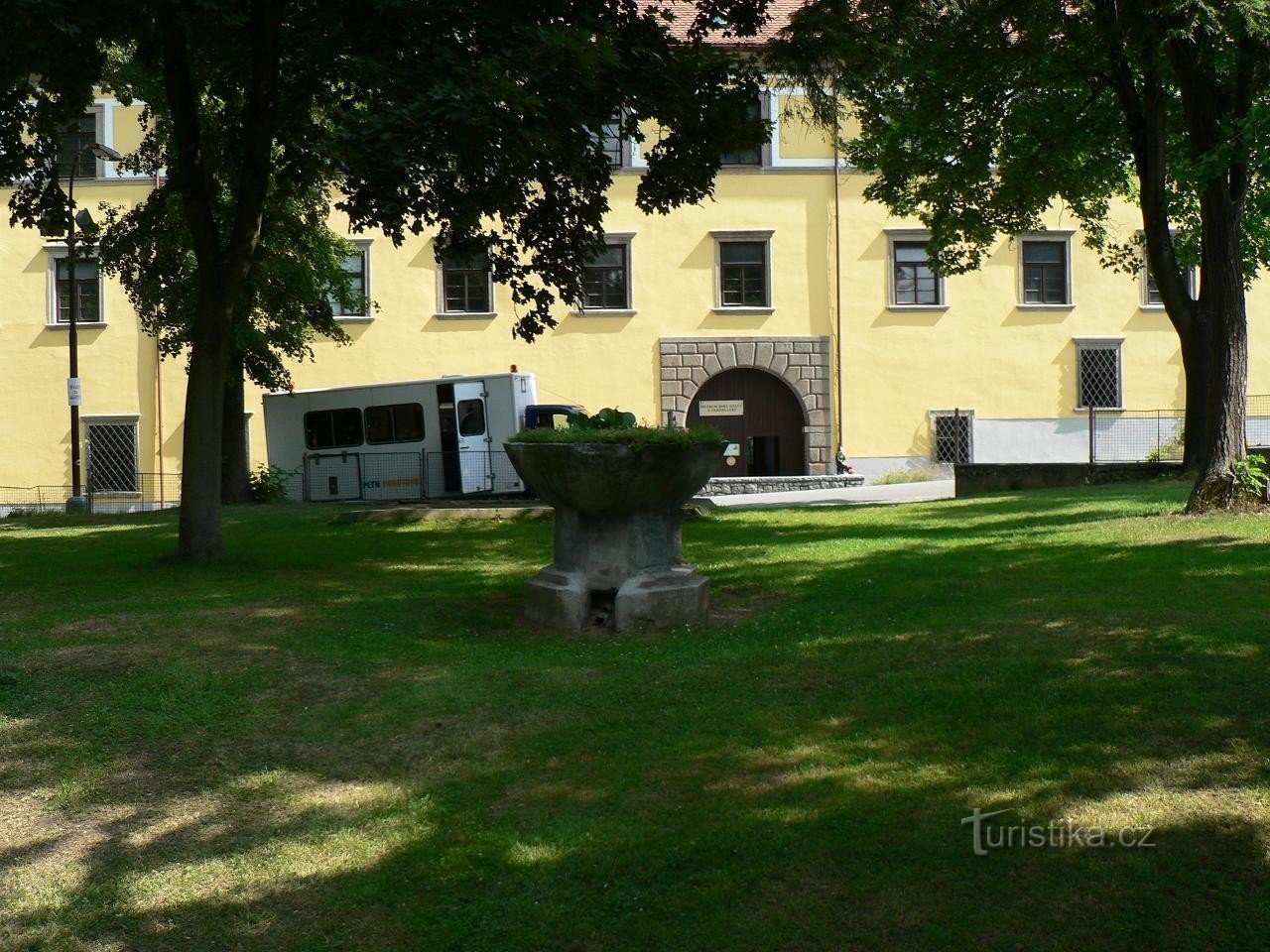 Střelské Hoštice, park foran slottet