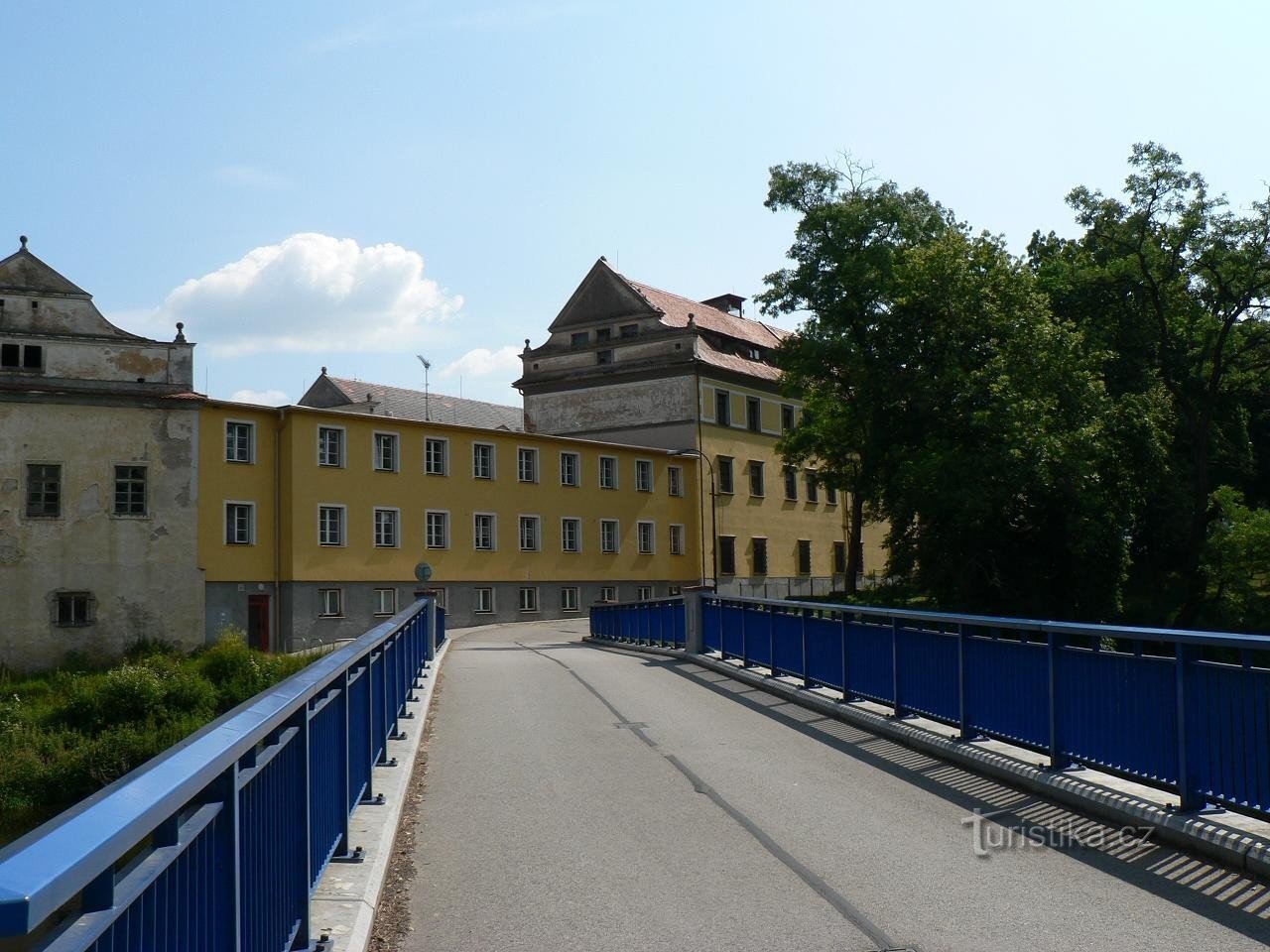 Střelské Hoštice, pohled na zámek z mostu přes Otavu