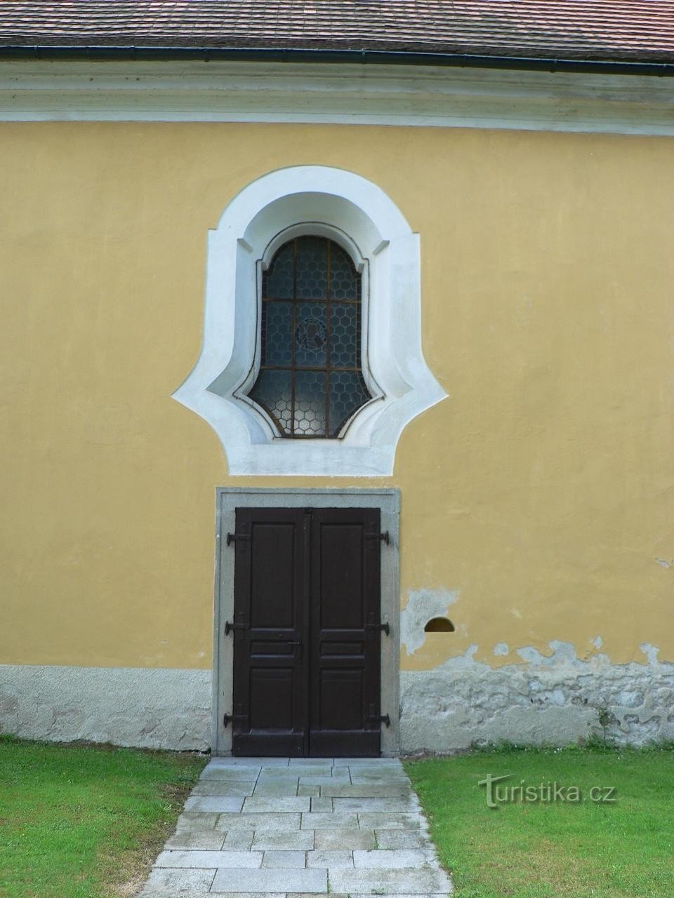 Střelské Hoštice, είσοδος στην εκκλησία του St. Χελιδόνι
