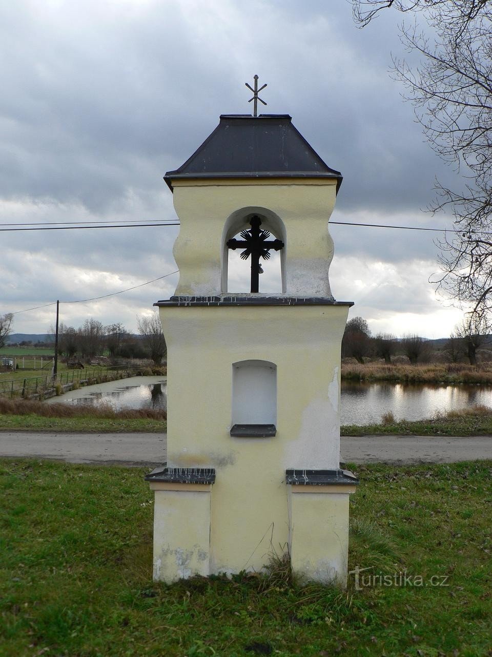 Strelskohoštická Lhota, kápolna a falu mögött
