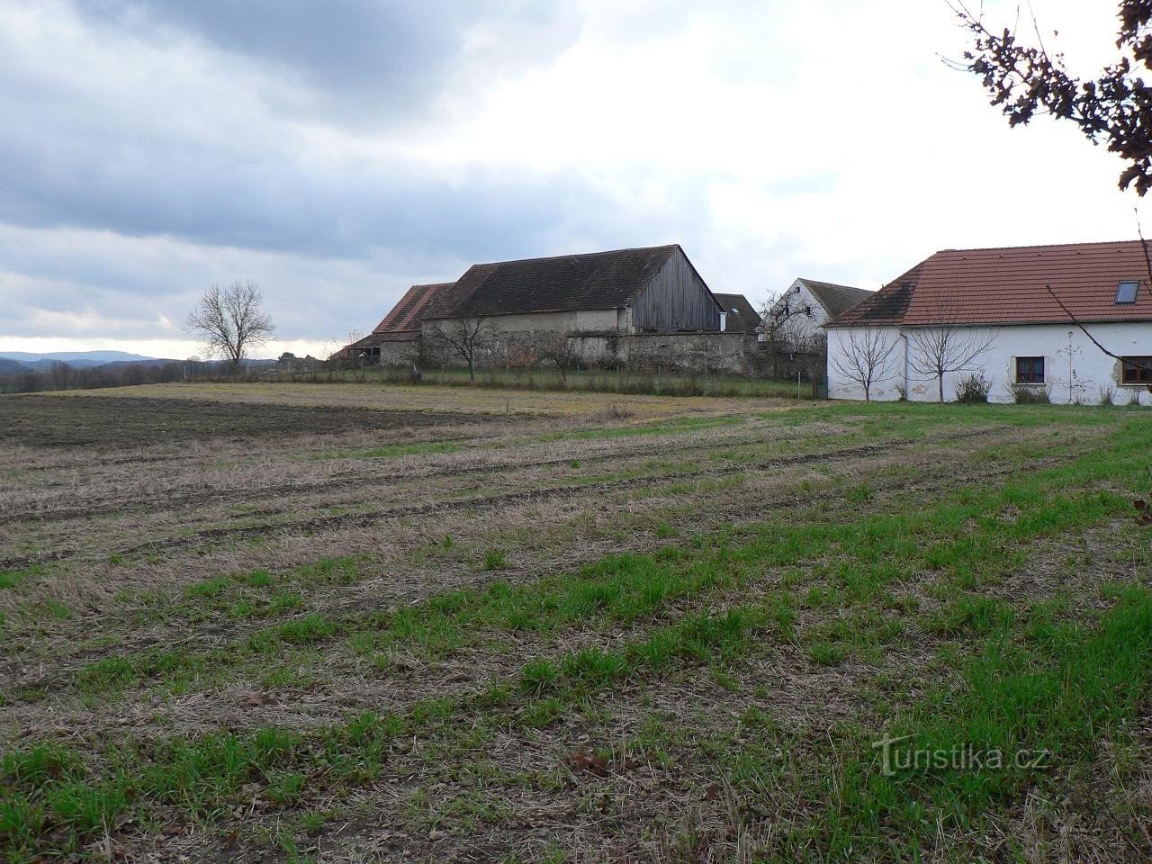 Strelskohoštická Lhota, Blick auf die Scheunen