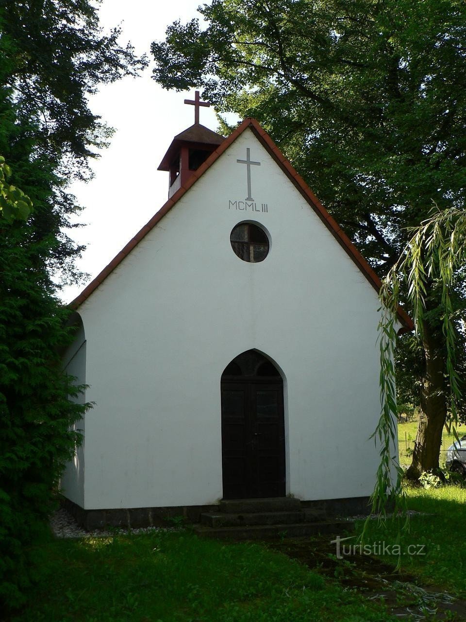 Střeziměr, devant la chapelle