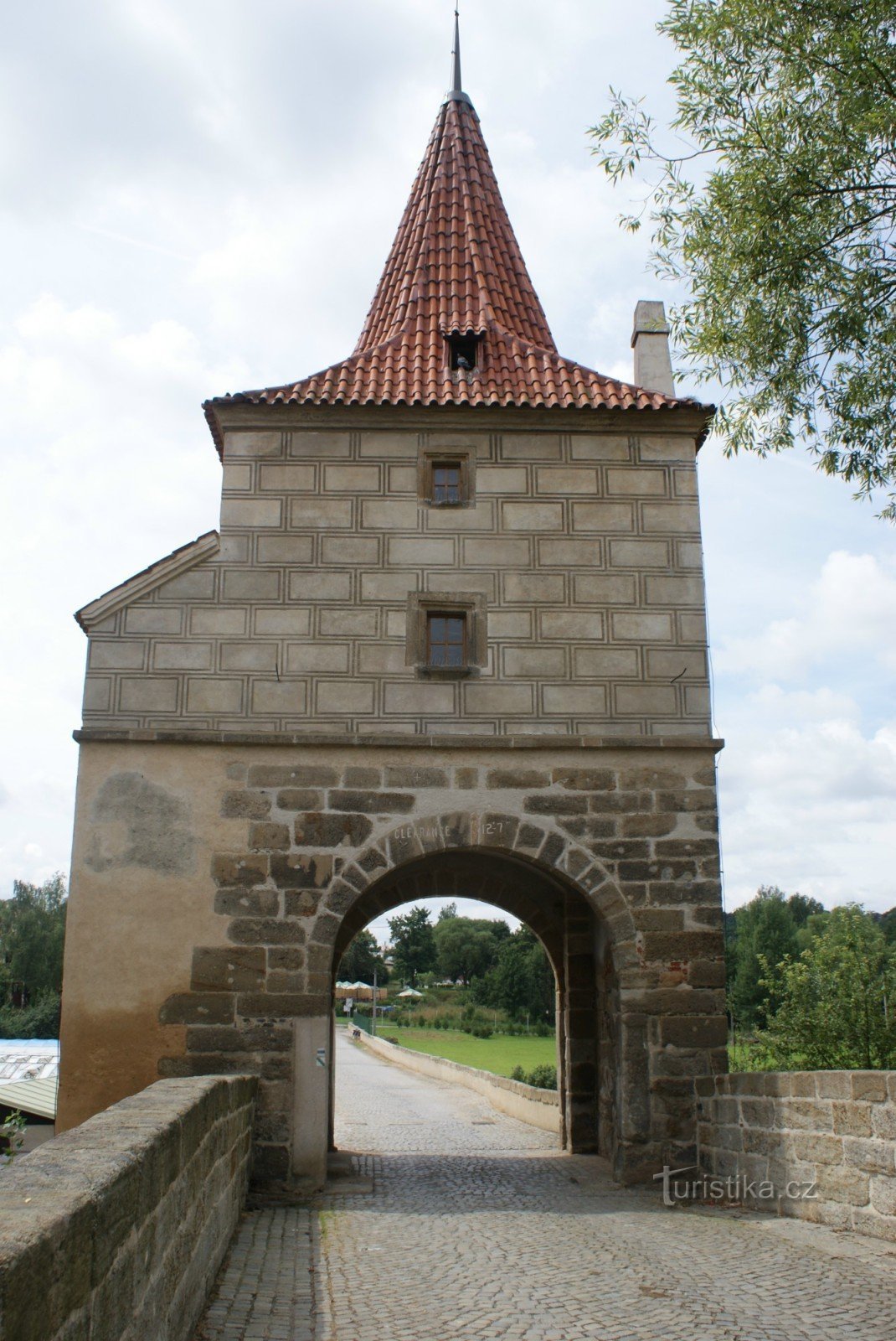 Srebrno – kamienny most z bramą mostową