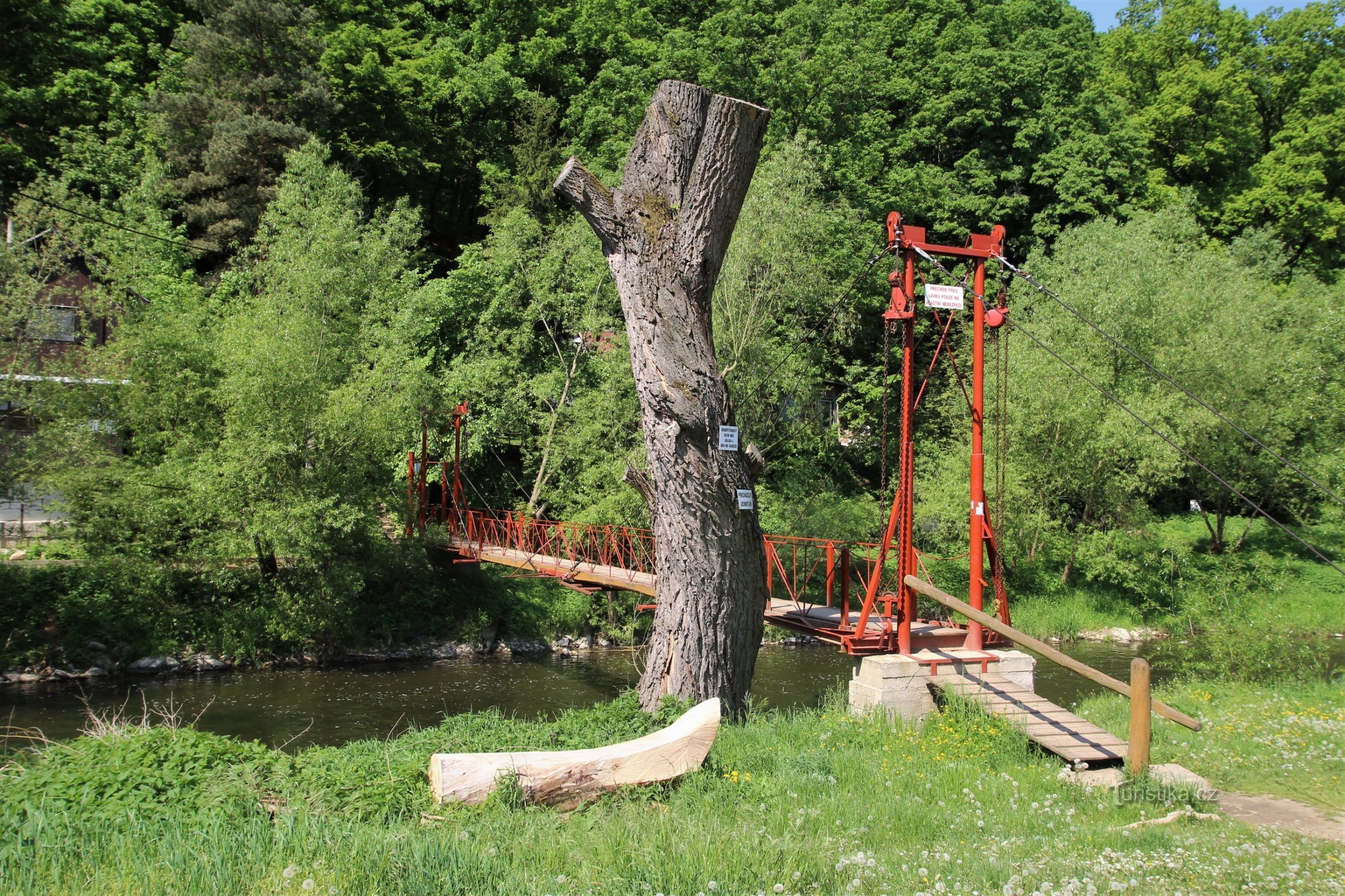 Stríbský Mlýn - pasarela sobre el río Jihlava