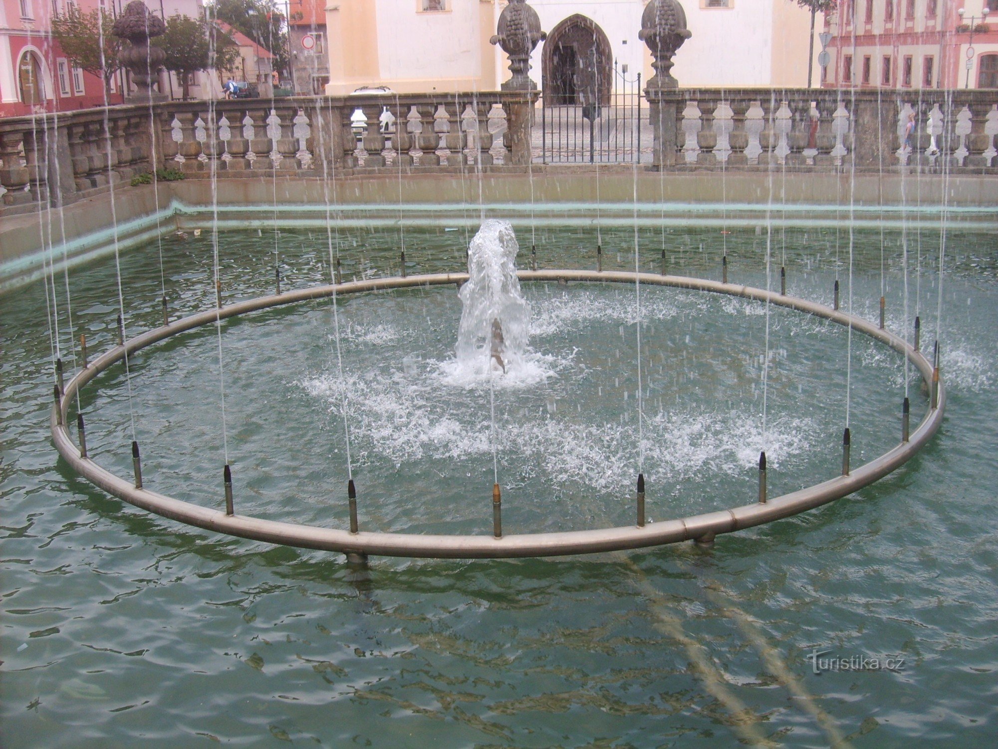 plätschernder Brunnen