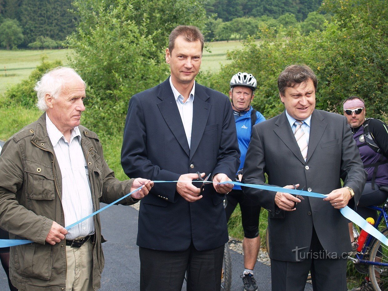 Cutting the ribbon of the new bike path