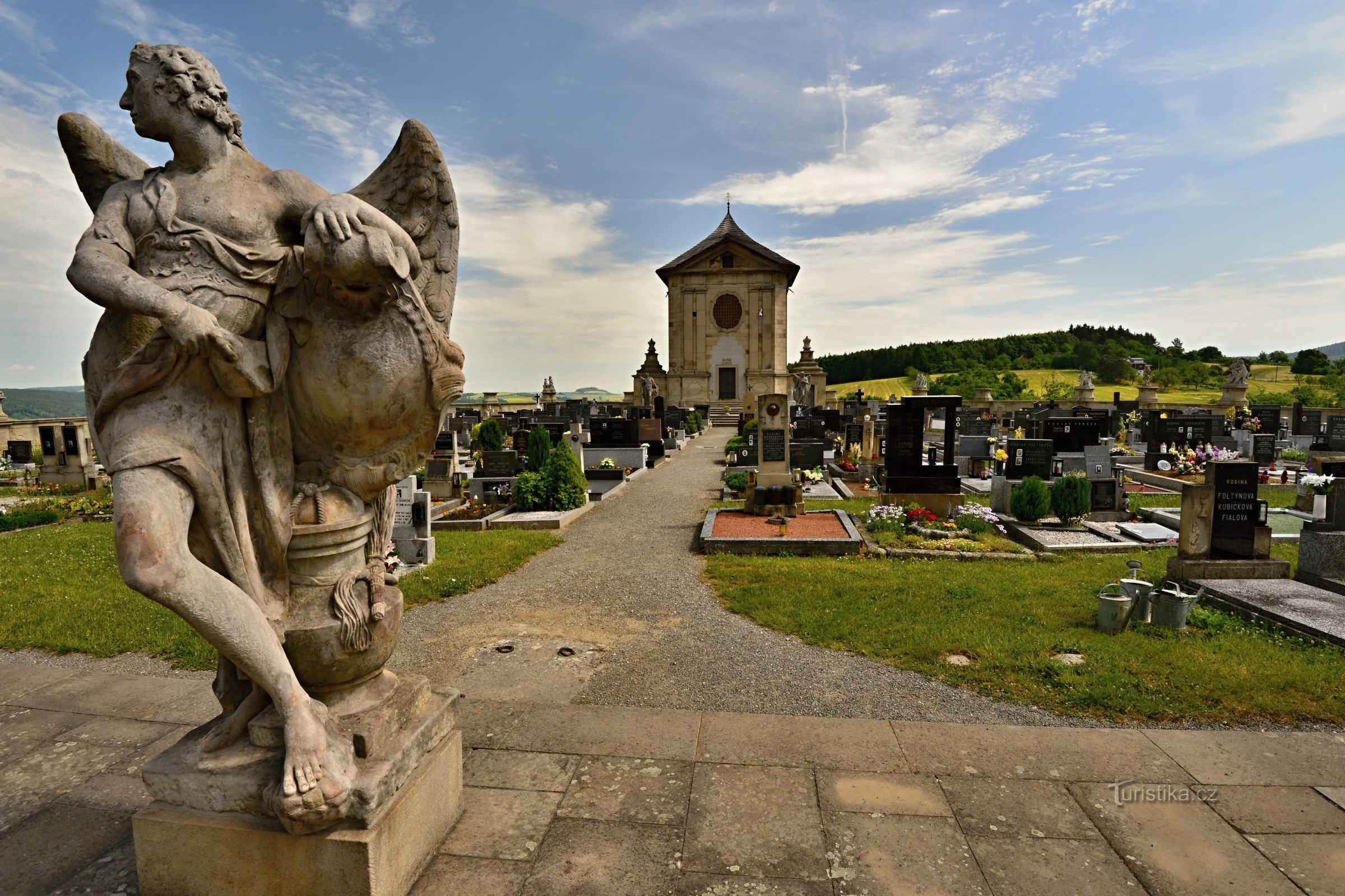 Atiradores: cemitério barroco