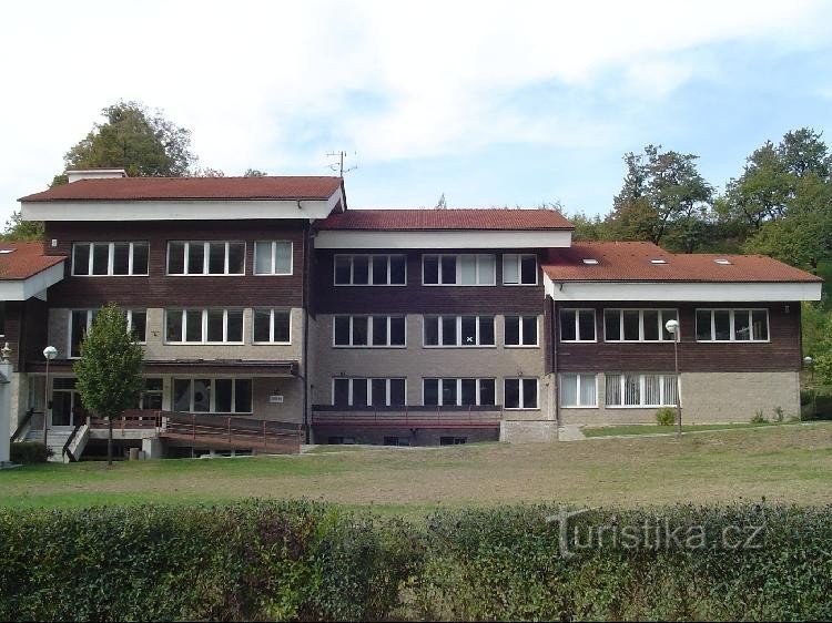 Strětež nad Ludina: School