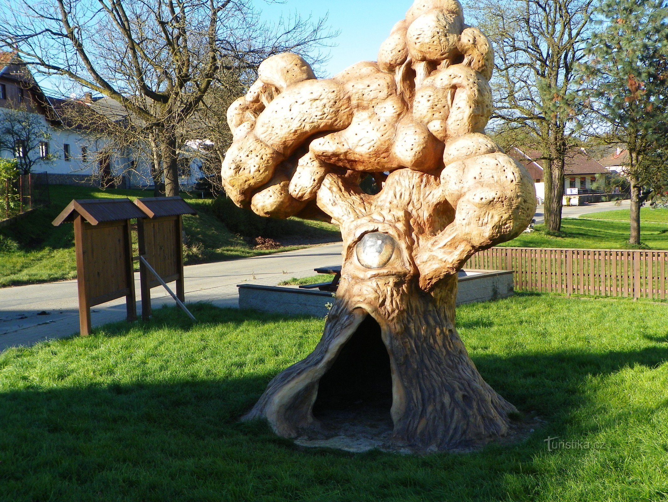 Tree – Olšiak's statue in Poděšín