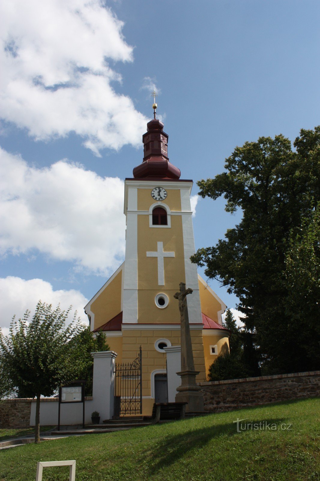 Drevo sprave pred cerkvijo v Kučerovem