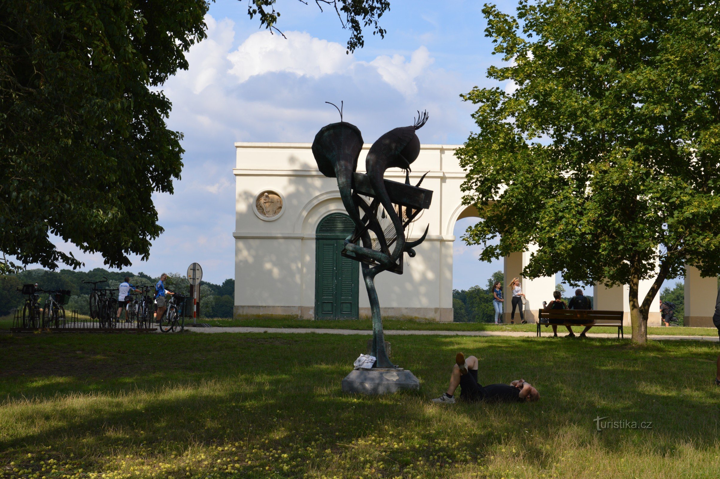 Vindharpa träd, Pohansko slott bakom