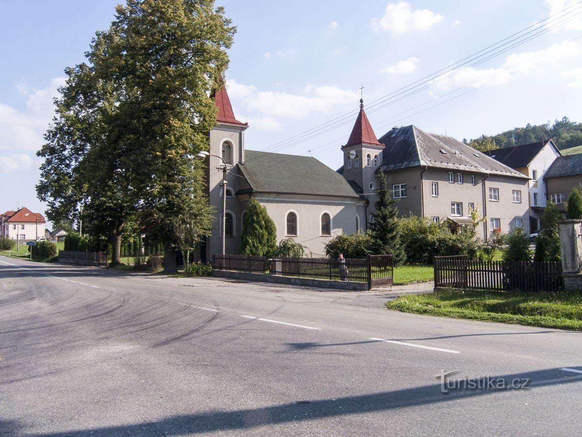 Les arbres devant la chapelle ne sont plus là