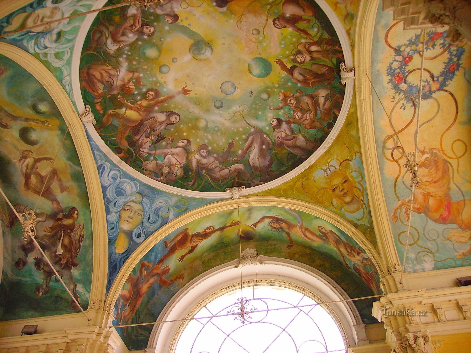 stropna poslikava stebrišča križevega vrelca