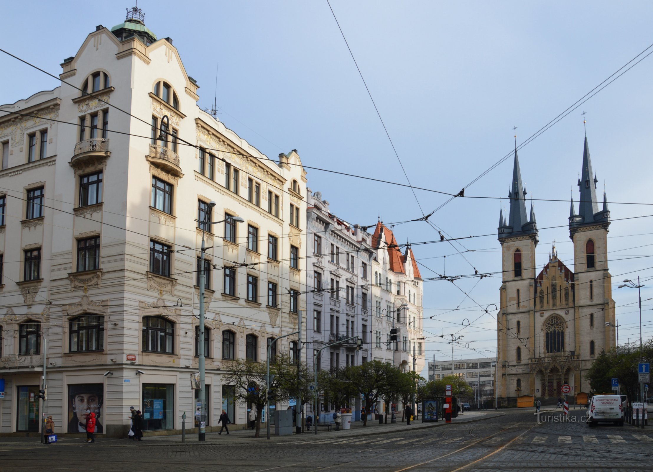 Strossmayer Square com a Igreja de St. Anti. de Pádua