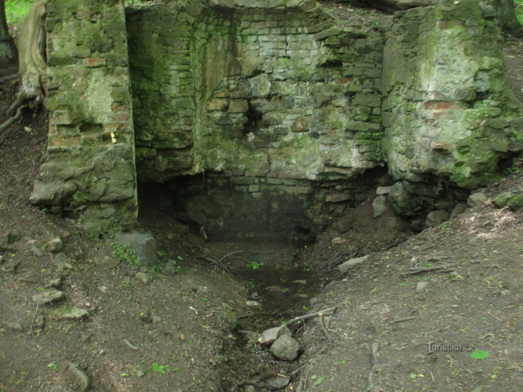 studánka a torzo kapličky