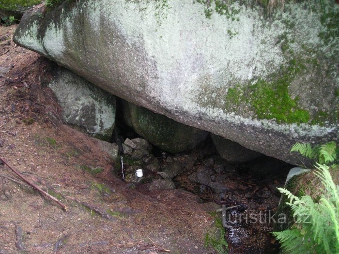 Studánka a Bedřichovská gát felé vezető úton