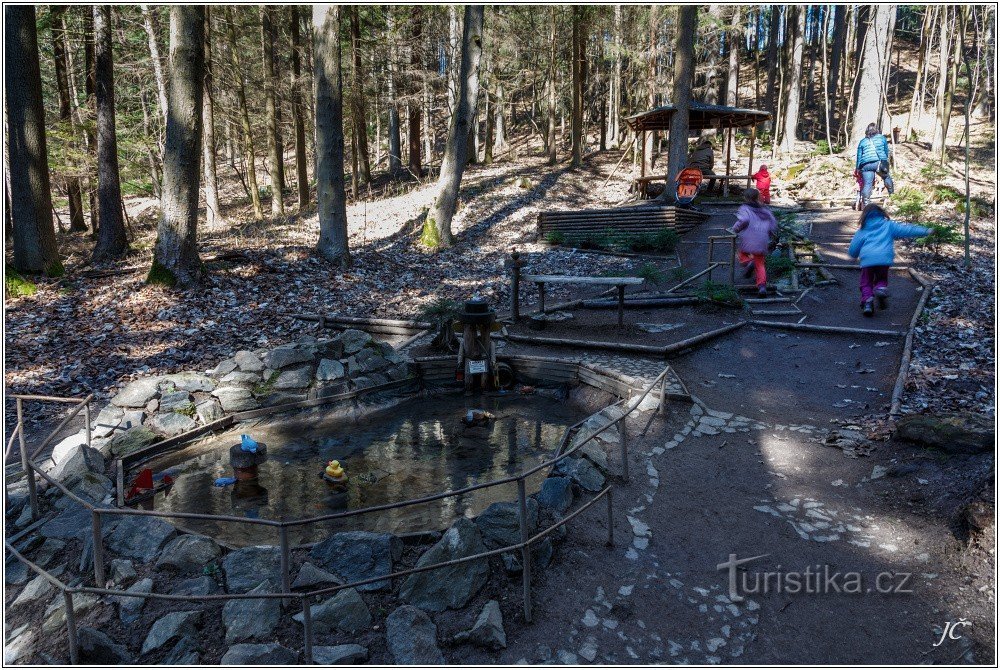 Studánka Libušinka ve Včelném lese