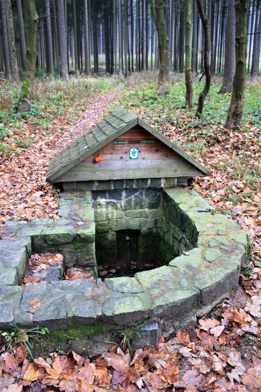 Studánka Pod Strání, el acceso desde la ruta turística se encuentra a pocos metros de la acera