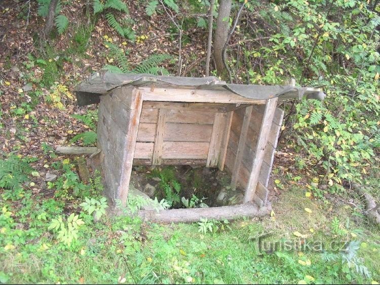 Studánka trước khi bắt đầu con đường từ Oborná