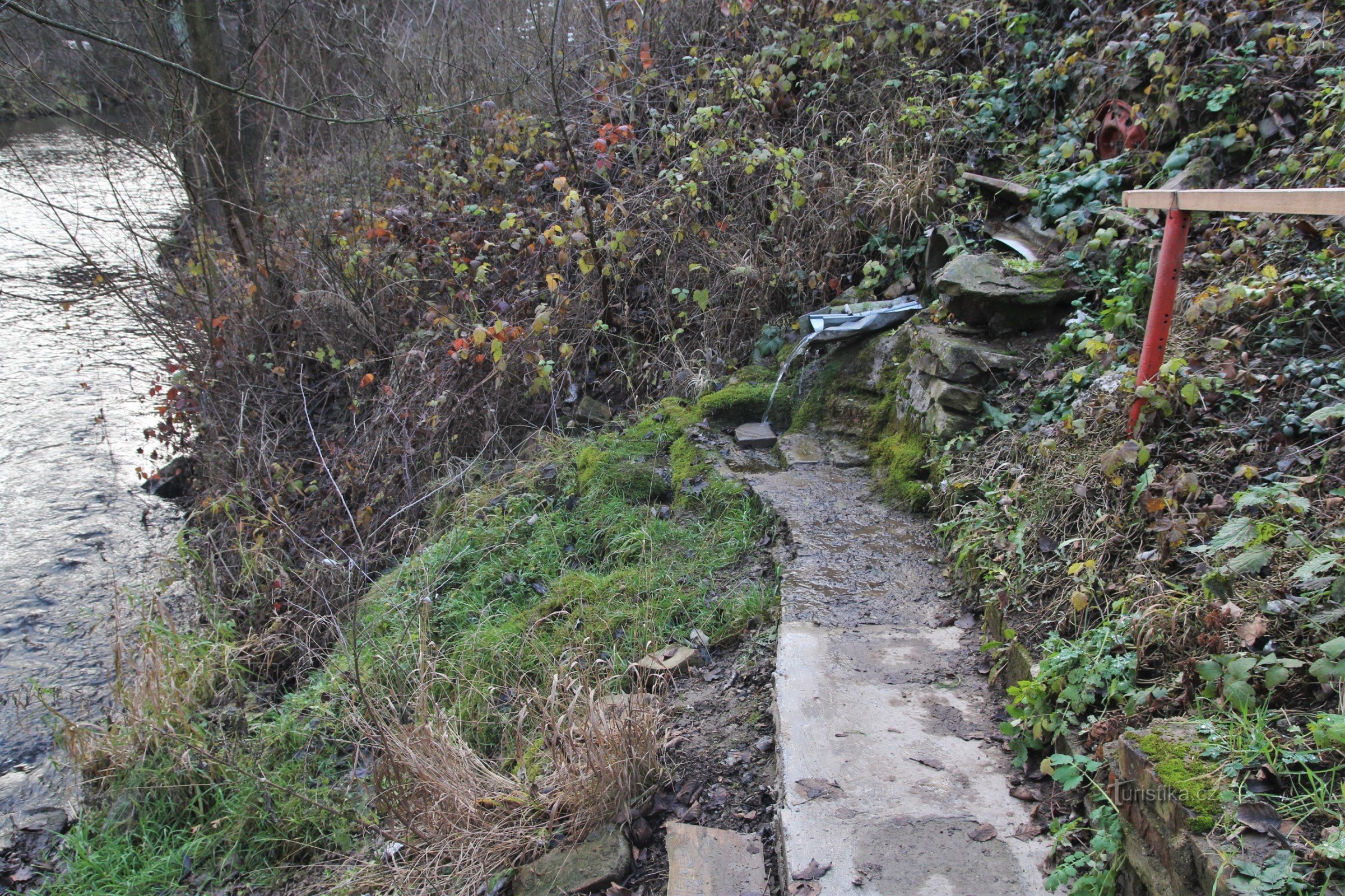 Studánka se encuentra en una pendiente sobre el río Svitava