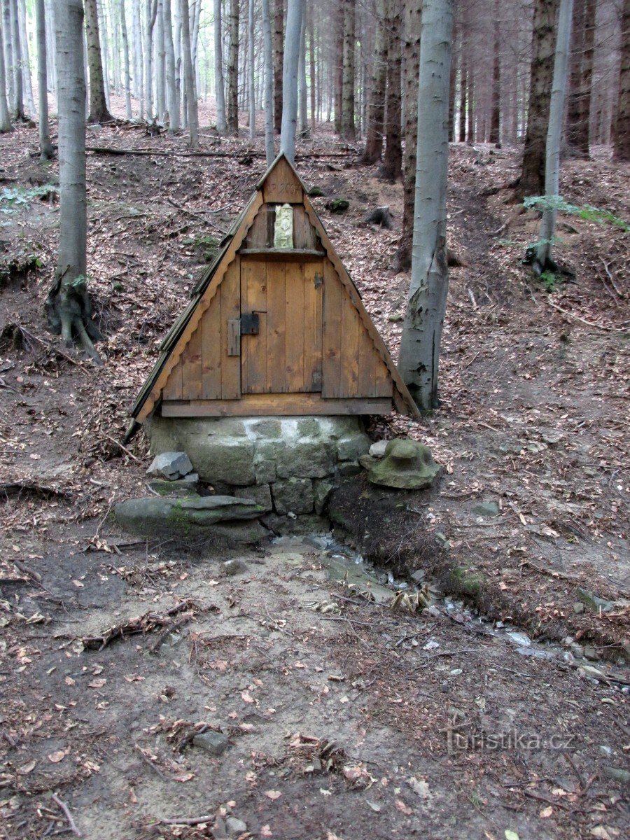 rikkivetyä sisältävä kaivo metsässä Mikulůvkan yläpuolella