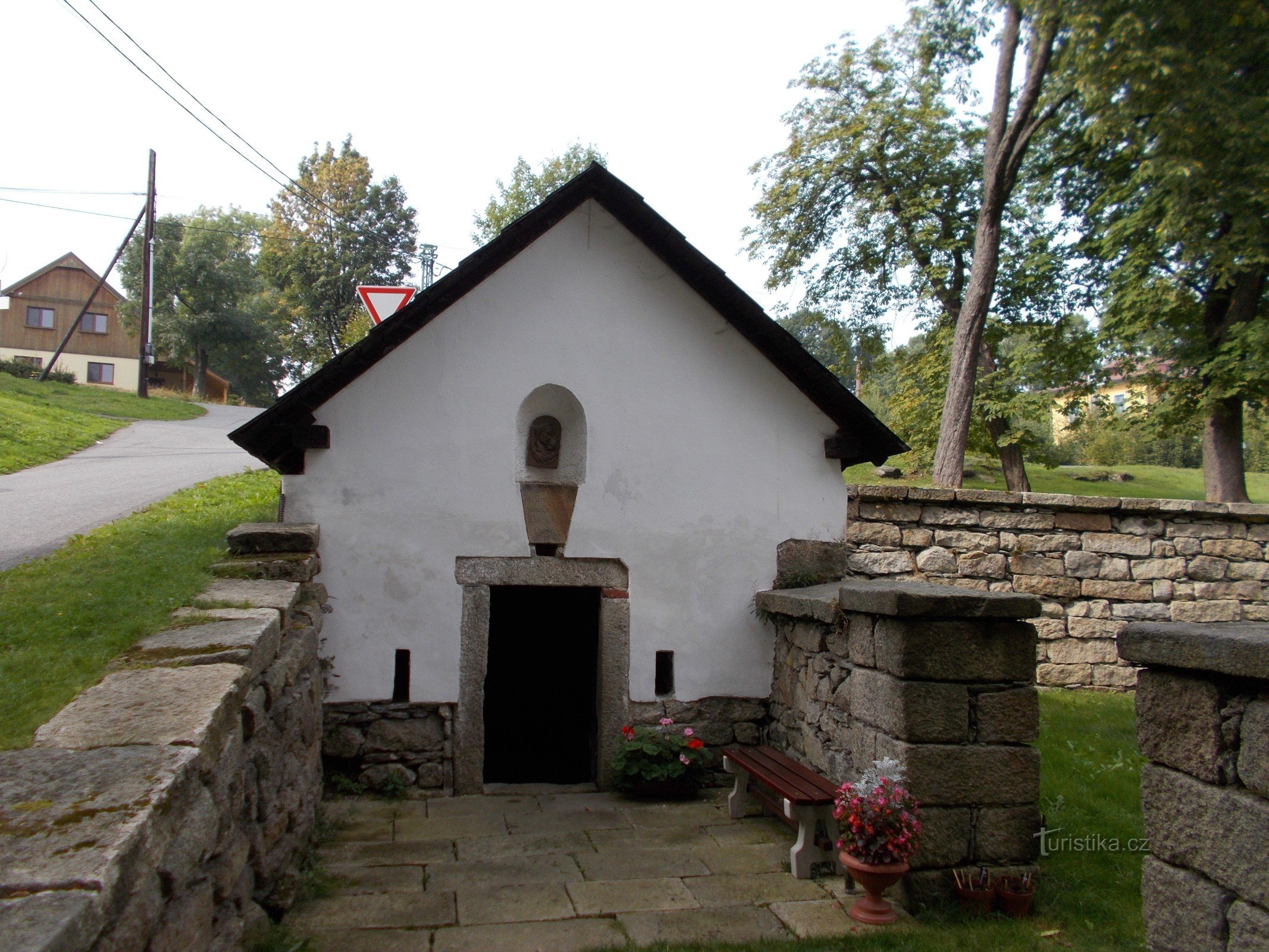 Bron bij de kerk in Krásná