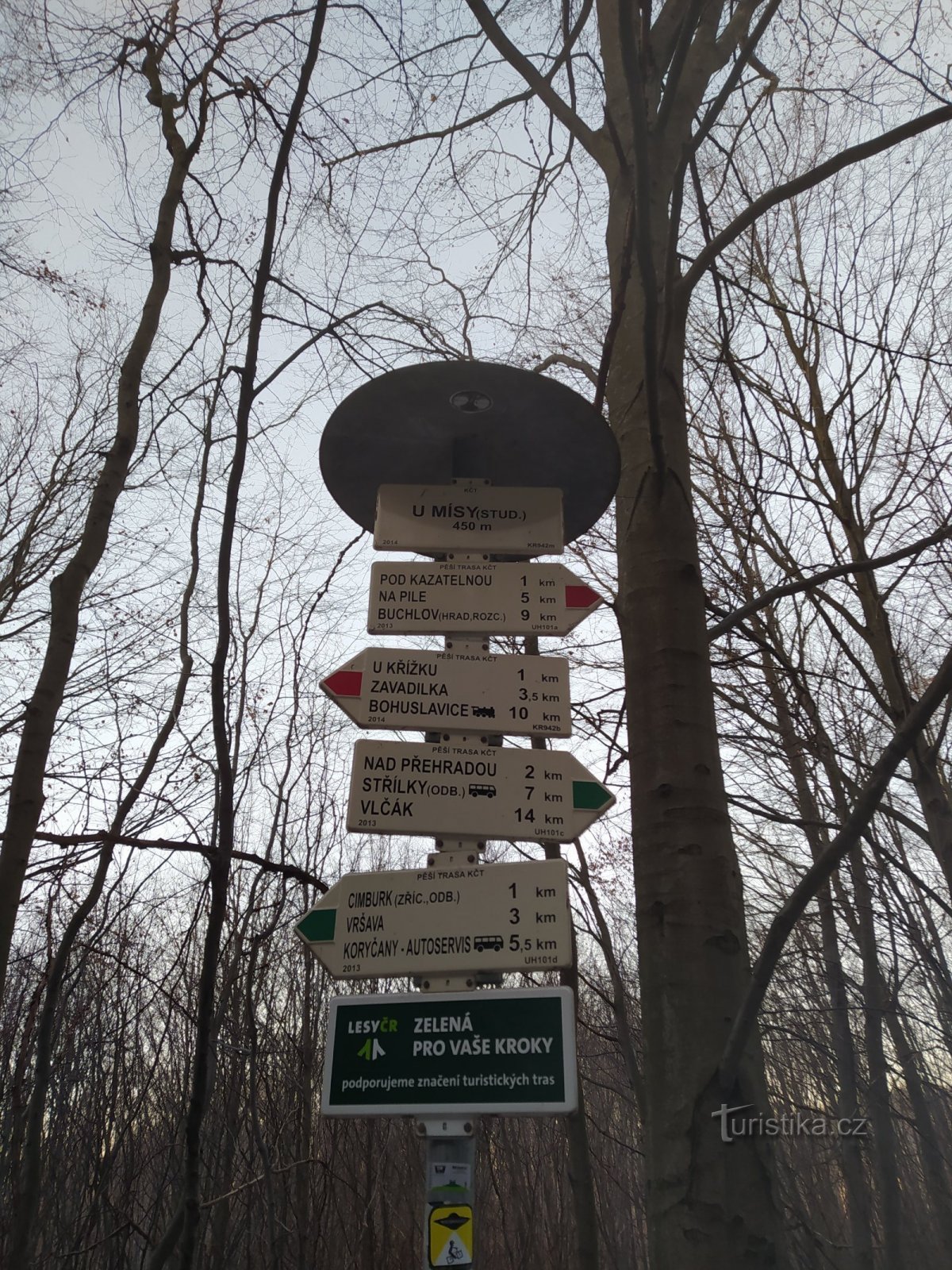 Studánka U Mísy a skalní věž Kozel