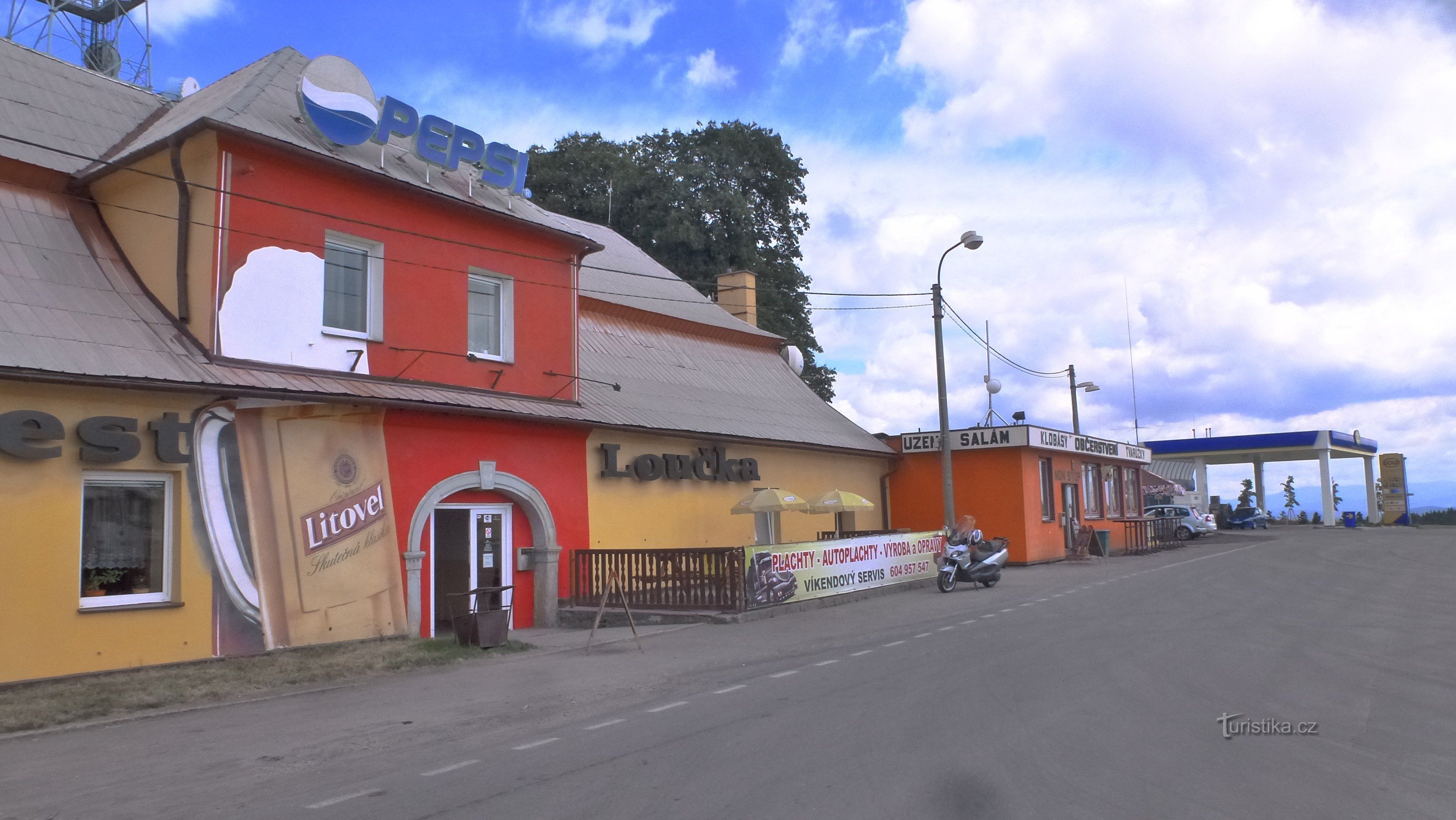 Studená Loučka a Moravská Třebová és Mohelnice közötti út közelében található, 8 km-re.