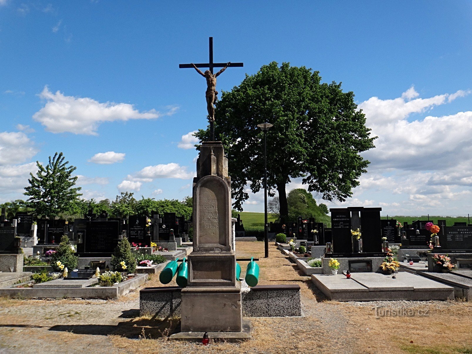 Studénka begraafplaats kruis bij de kerk van St. Bartholomeus