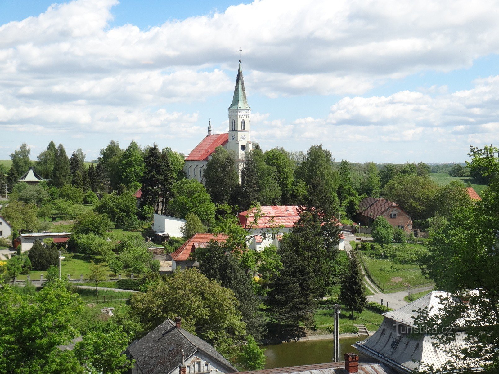 Studénka-Kirche St. Bartholomäus mit Pfarrhaus und Teich vom Turm des Neuen Schlosses