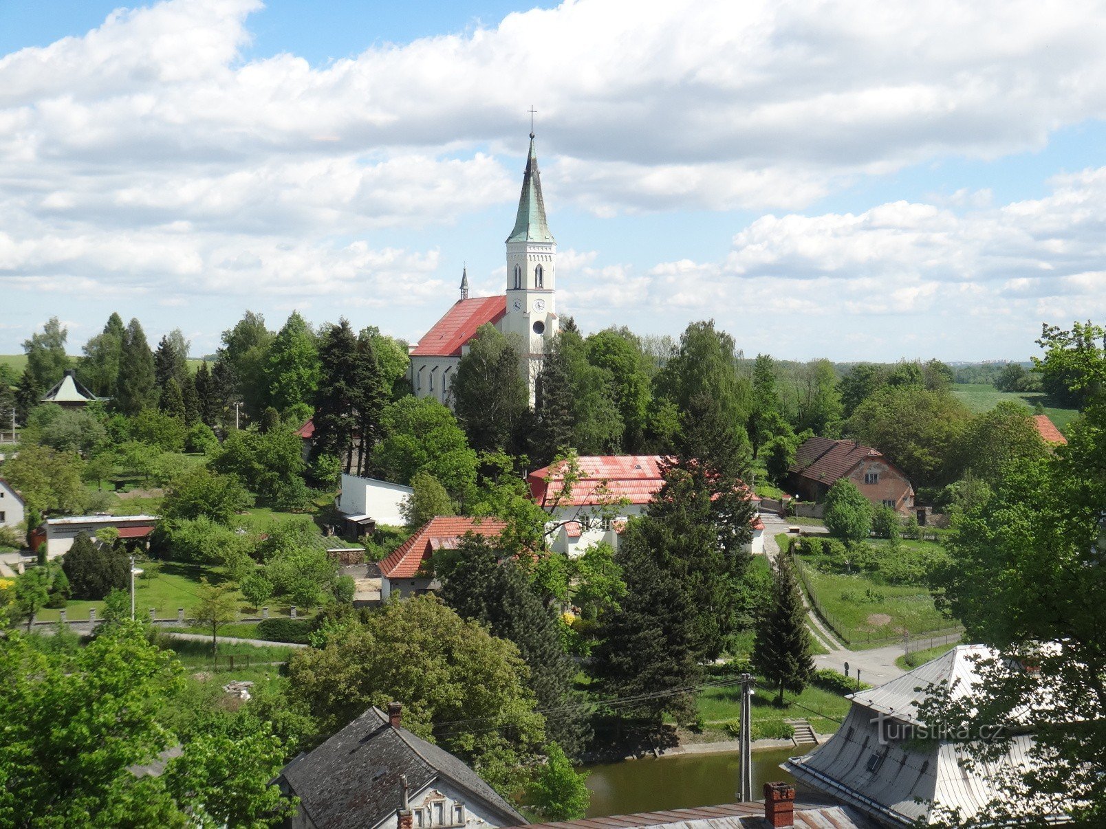 Studenška cerkev sv. Bartolomeja z župniščem in ribnikom s stolpa Novega gradu