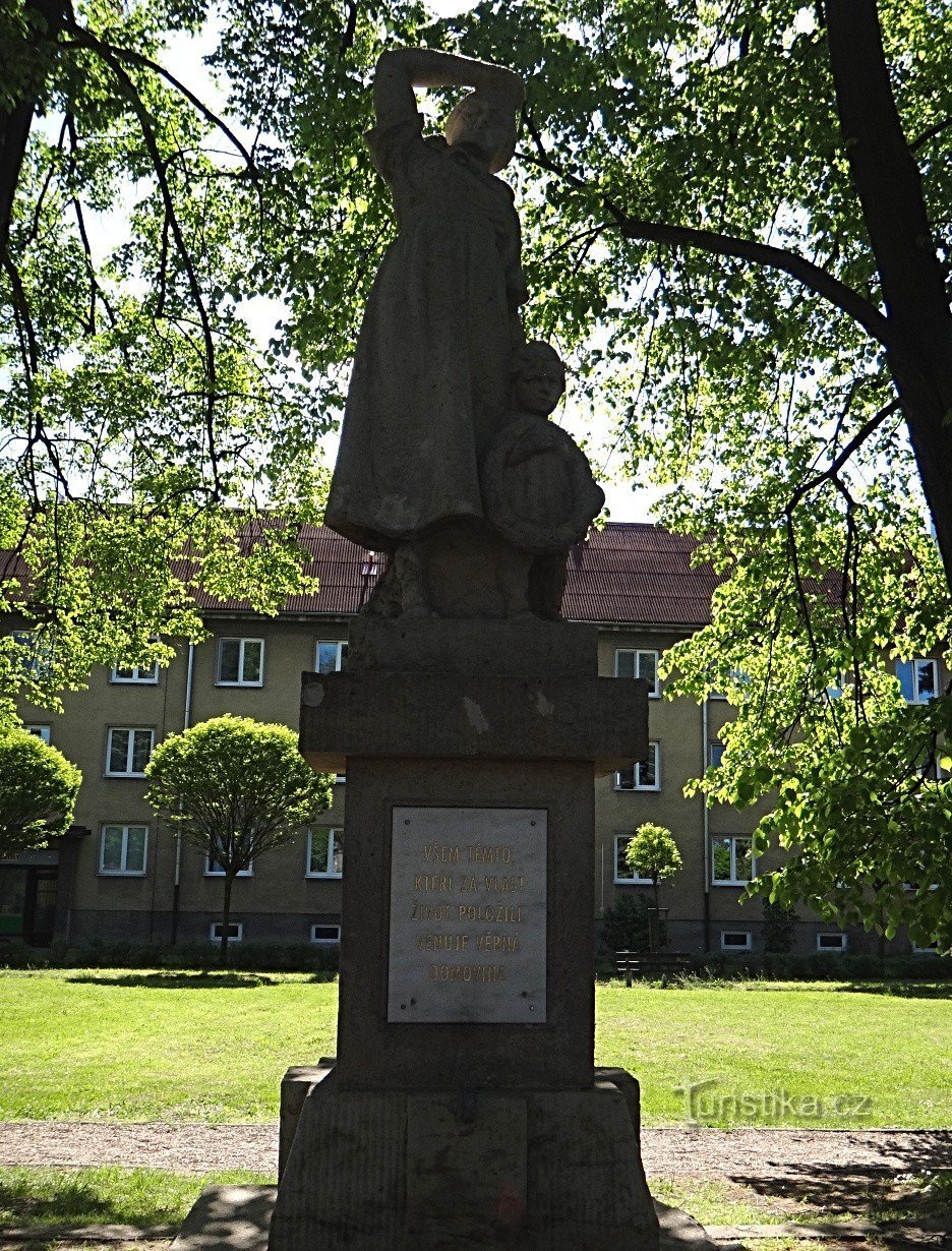 Studenka-monument op het plein