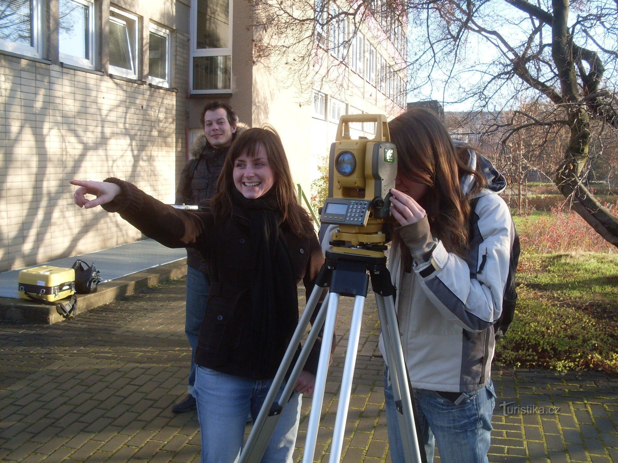 Študenti pri vajah delajo s sodobnimi geodetskimi instrumenti