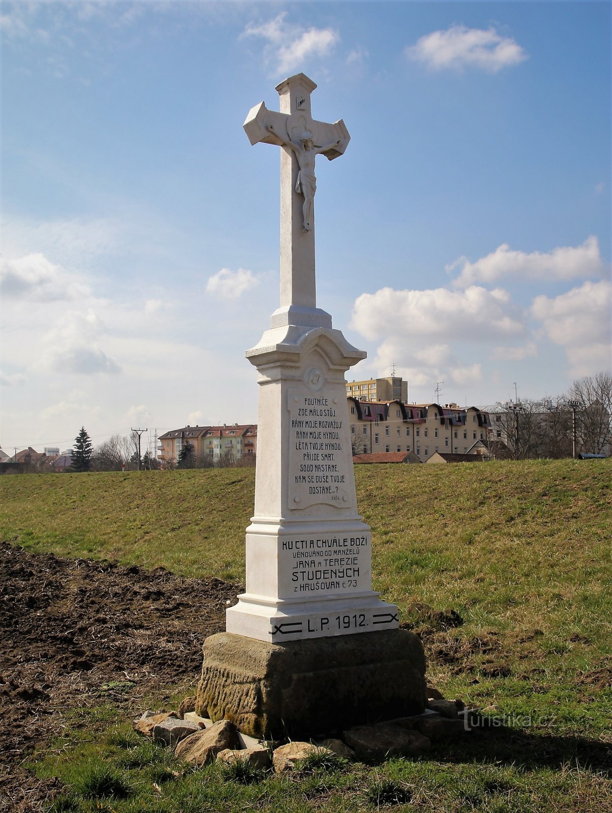 Das Kalte Kreuz an der Touristenroute im zeitigen Frühjahr