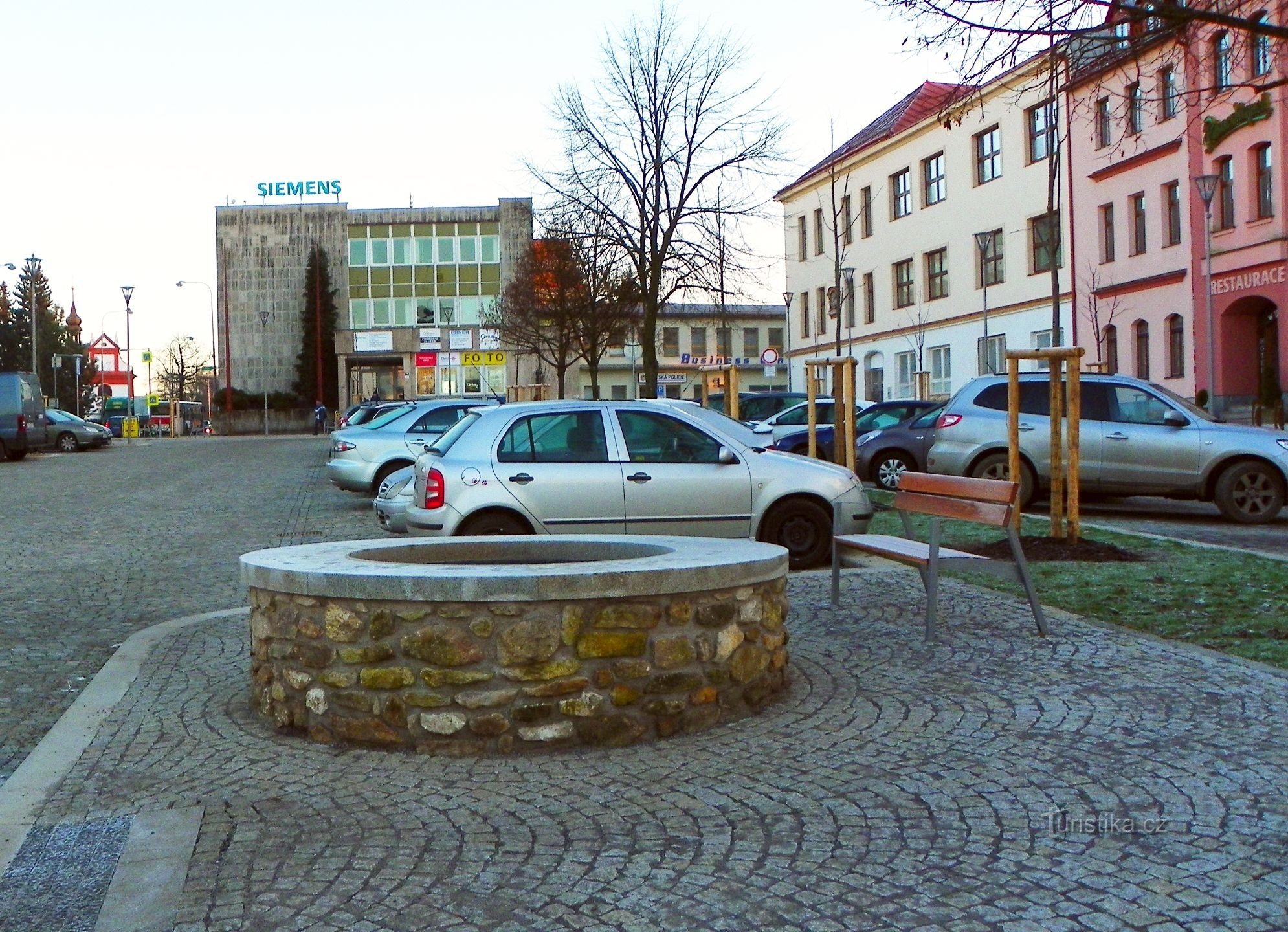 Der Brunnen befindet sich am Rande des Parkplatzes