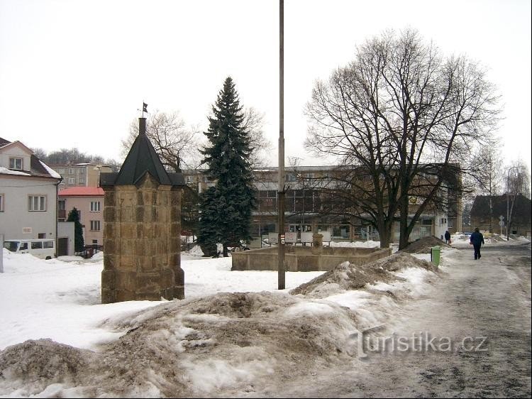 Cái giếng trên quảng trường ở Bochov