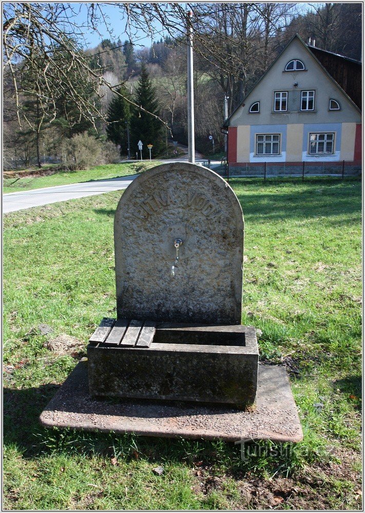 Brunnen mit Trinkwasser in Dědov