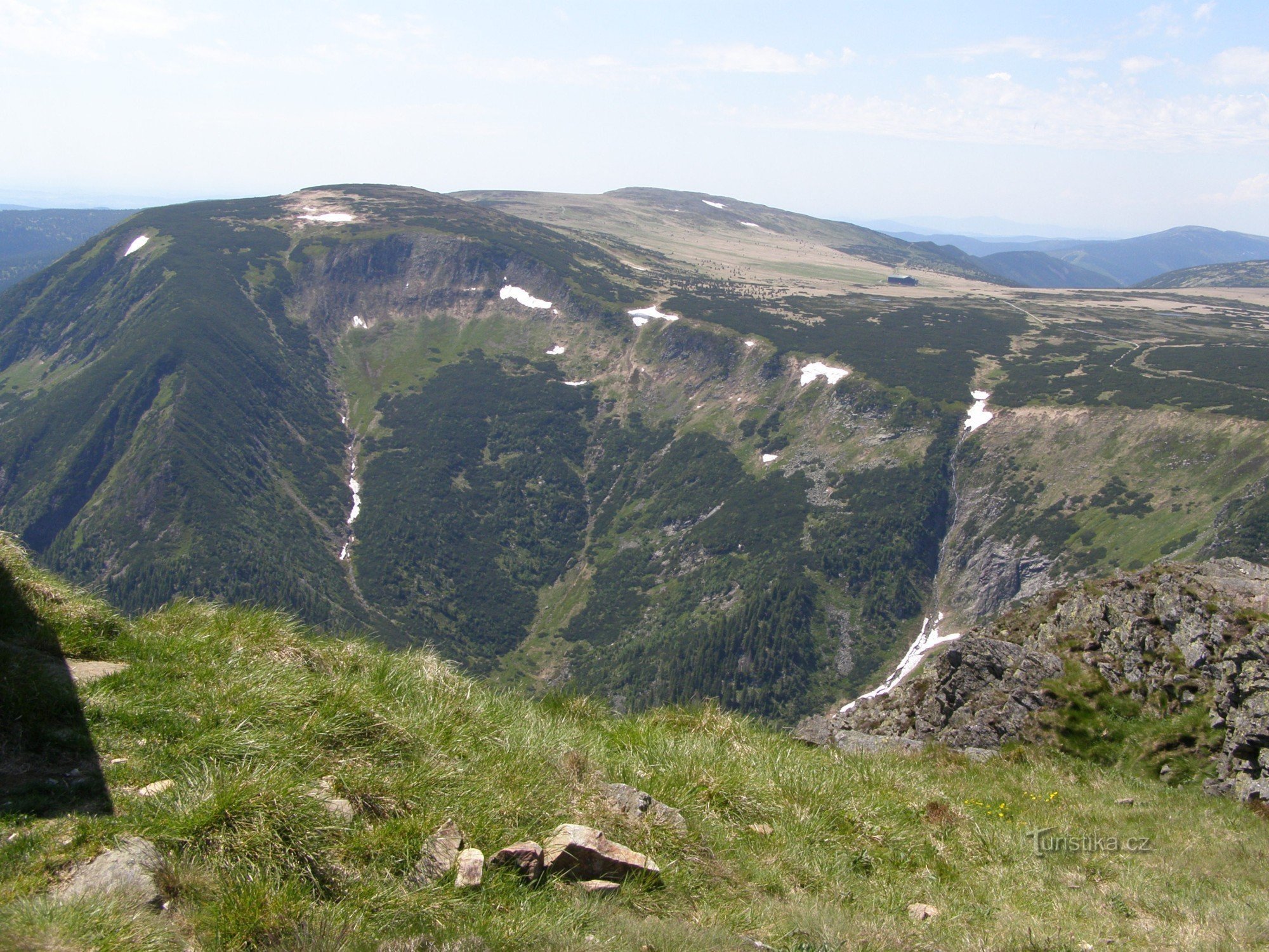 Studniční hora、Upské raseliniste、Luční bouda、Kotel を背景に