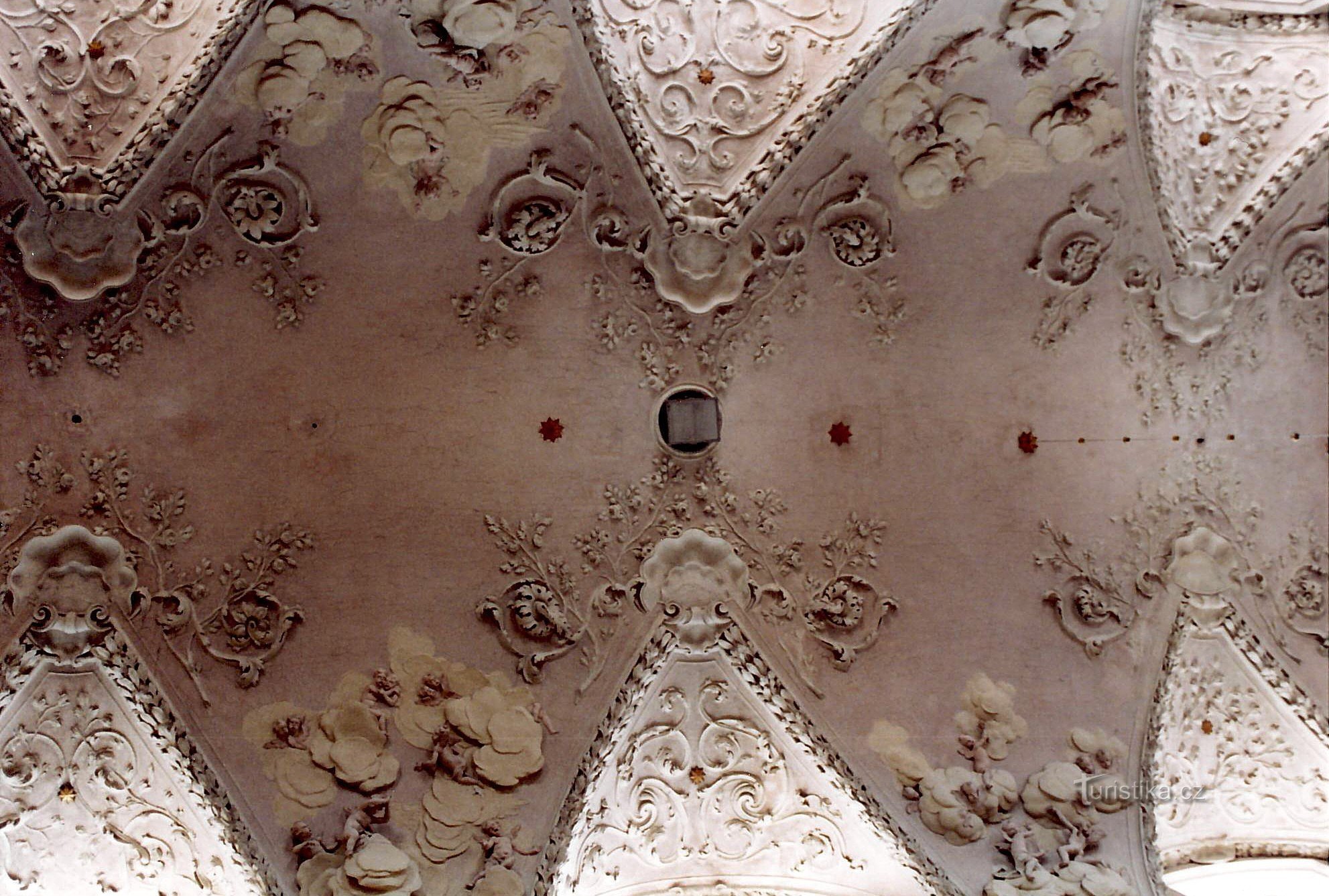 stucco decoration of the vault