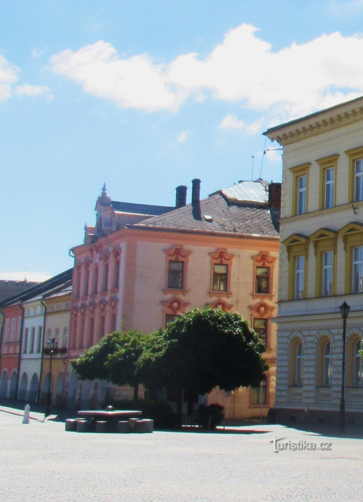 Een tafel met astronomische tekens op Náměstí Míru in Svitavy