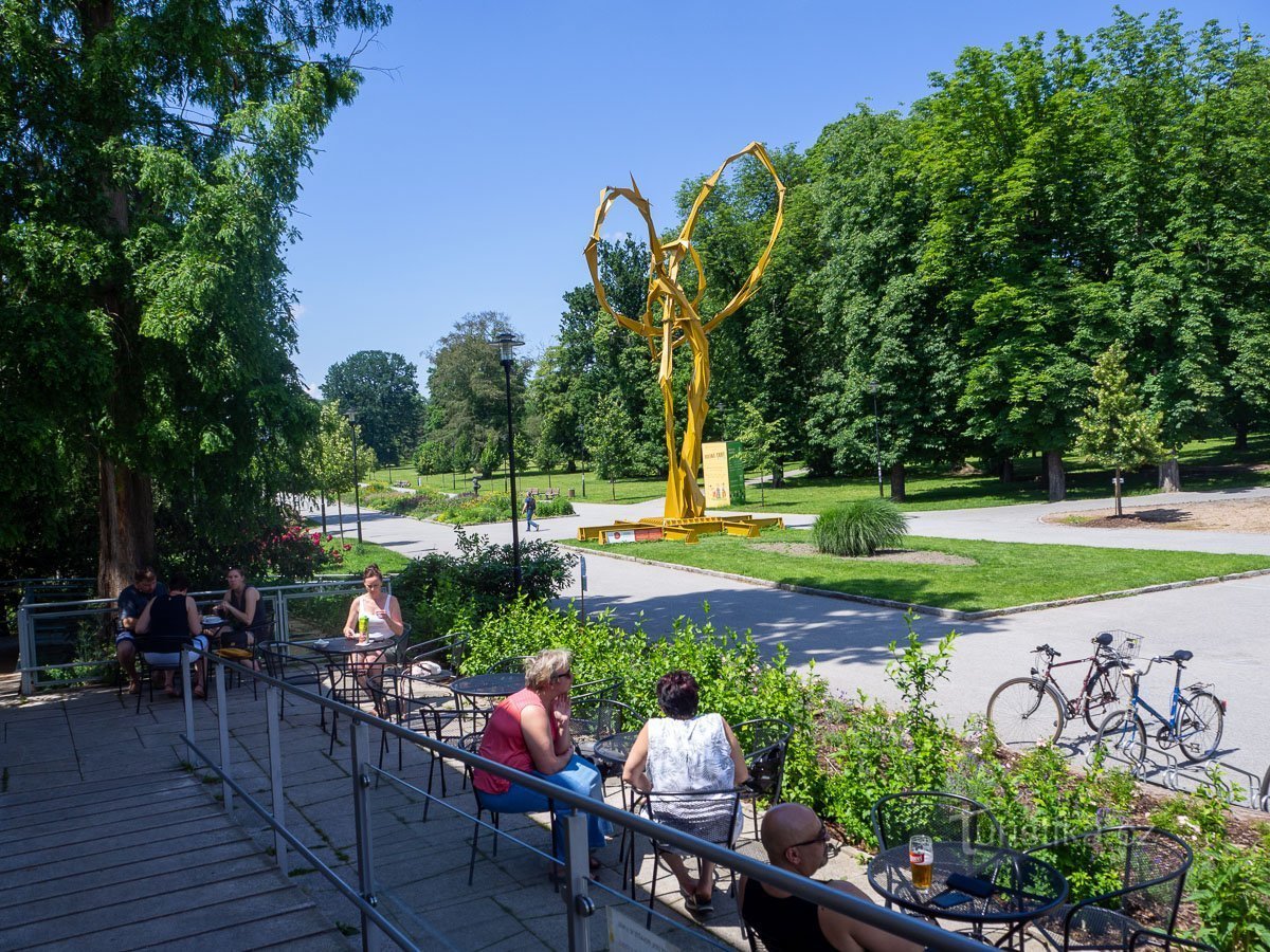 Væsen ved restauranten Fontána