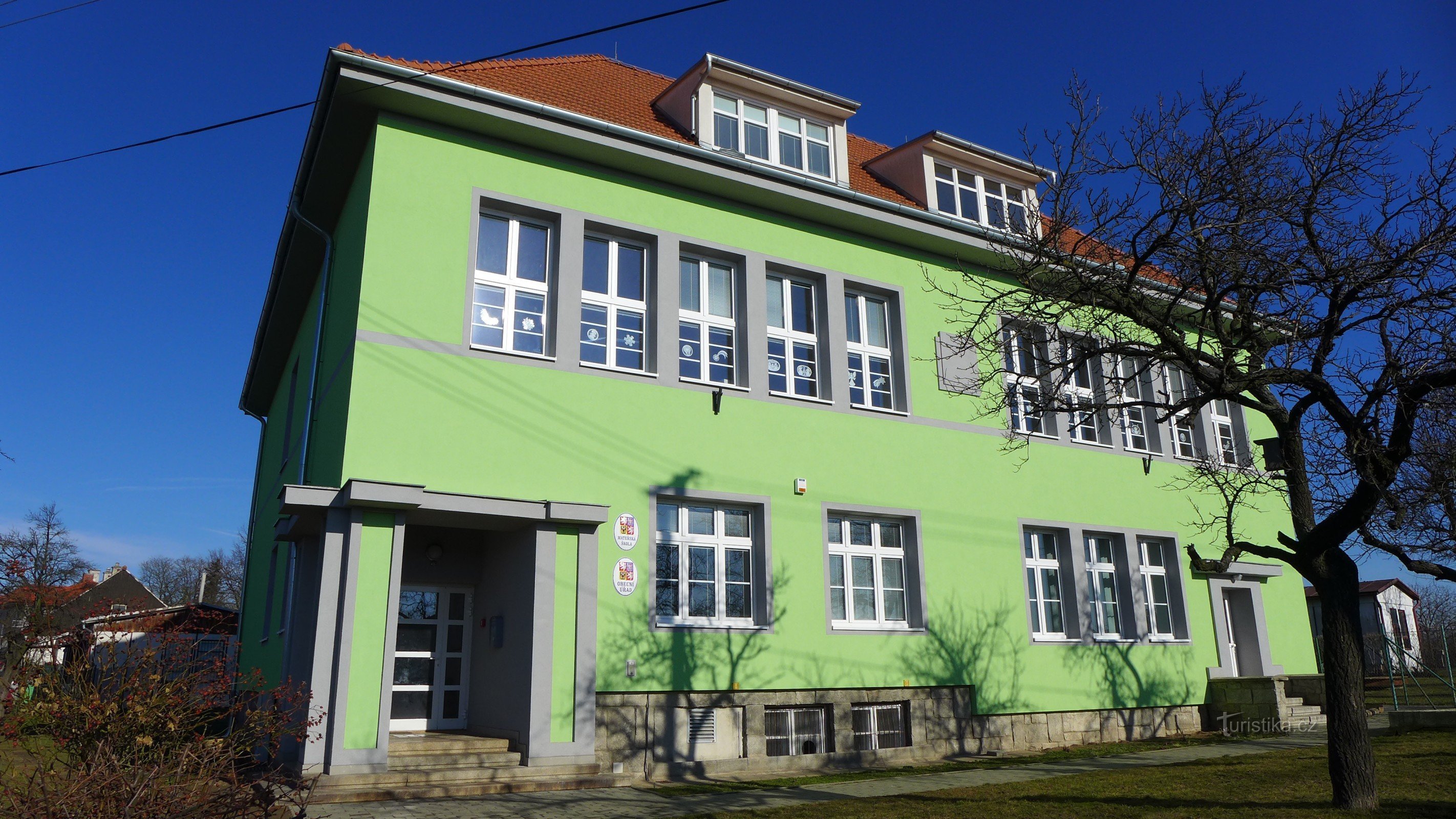 Suchohrdly - gemeentehuis en kleuterschool