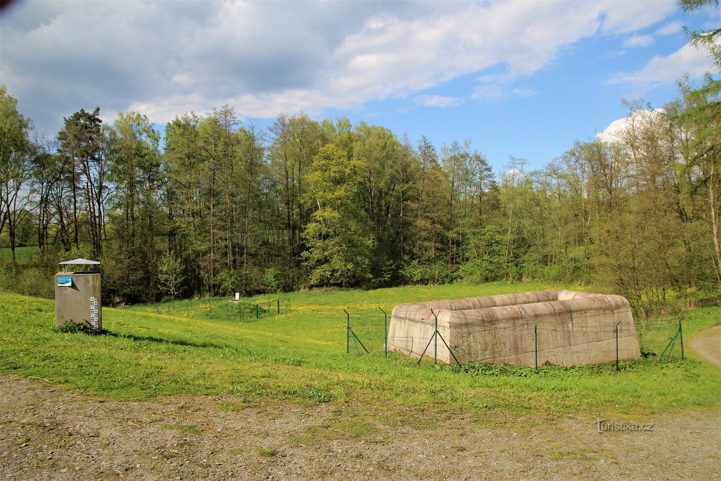 Suchy polder w dolinie potoku