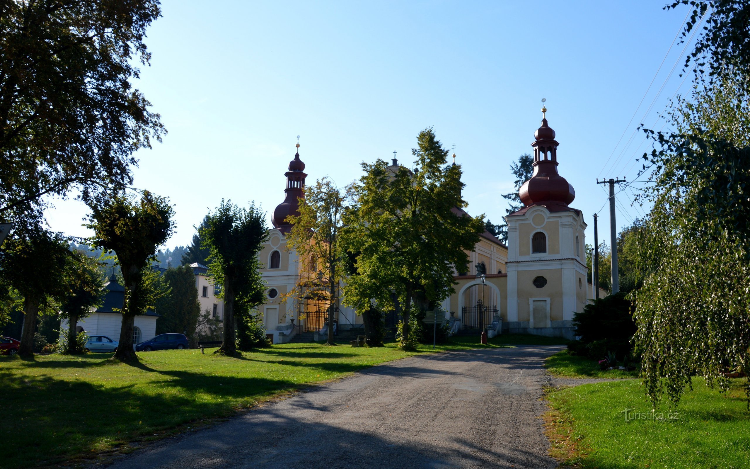 Sudějov - piazza con la chiesa di S. Anna