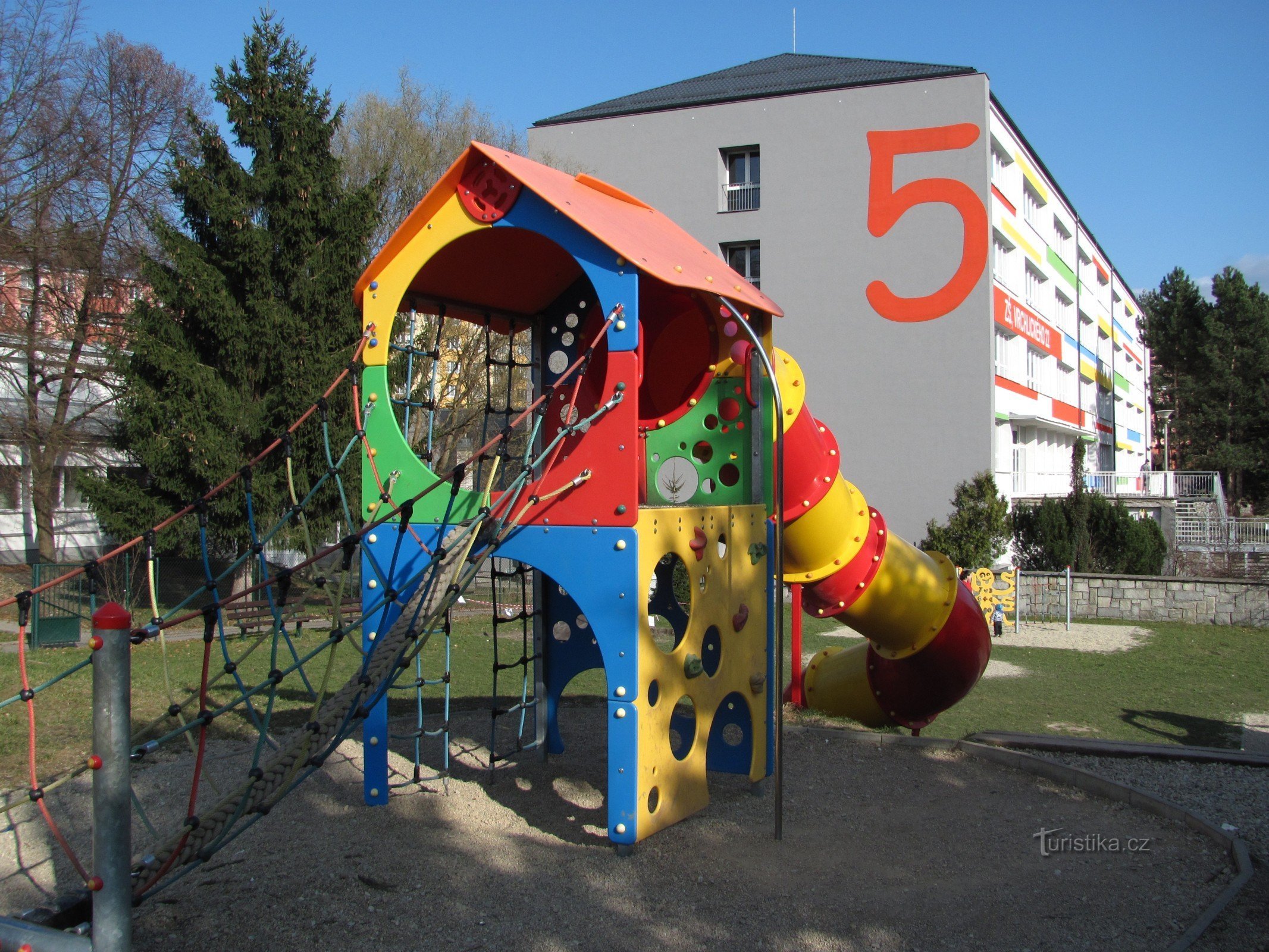 Šumperk – edifício da 5ª escola primária e parque infantil 8D